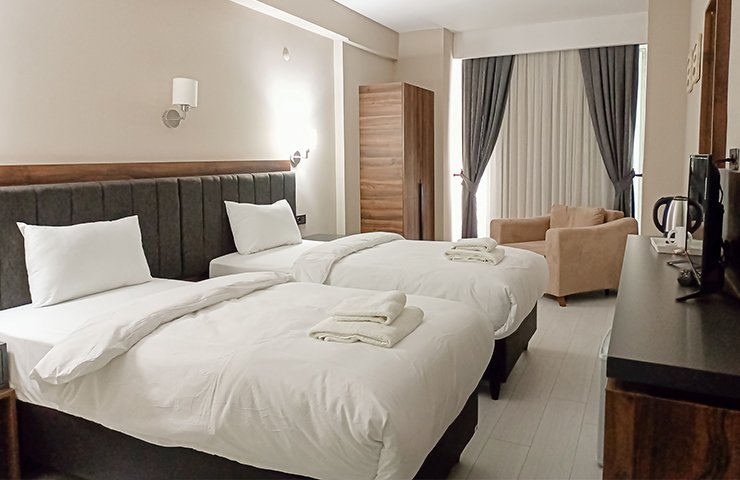 FormerCity Hotel'de ferah ve modern bir otel odası